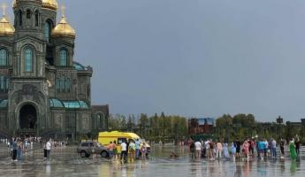 На видео попало, как молния ударила в посетителей главного храма Вооружённых сил РФ