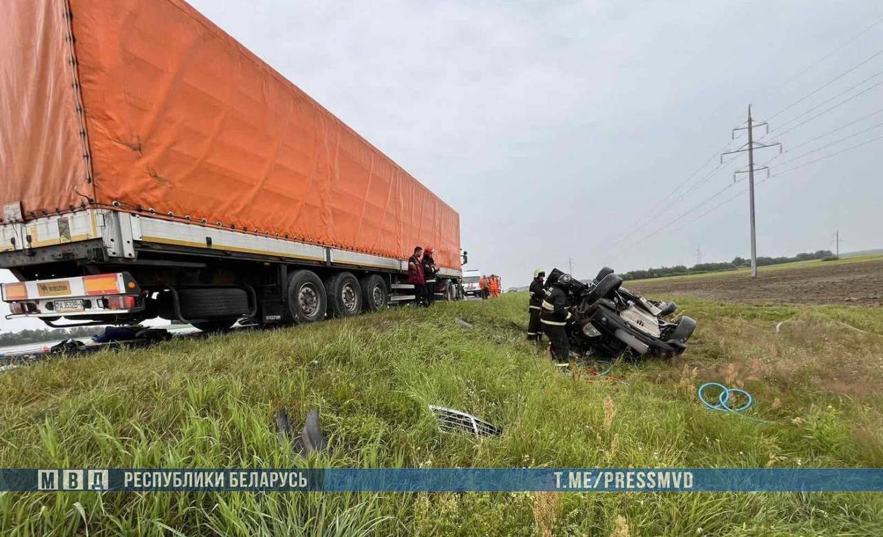 Под Дрогичином легковушка врезалась в грузовик — погибла семья из 4 человек, в том числе 10-летняя девочка