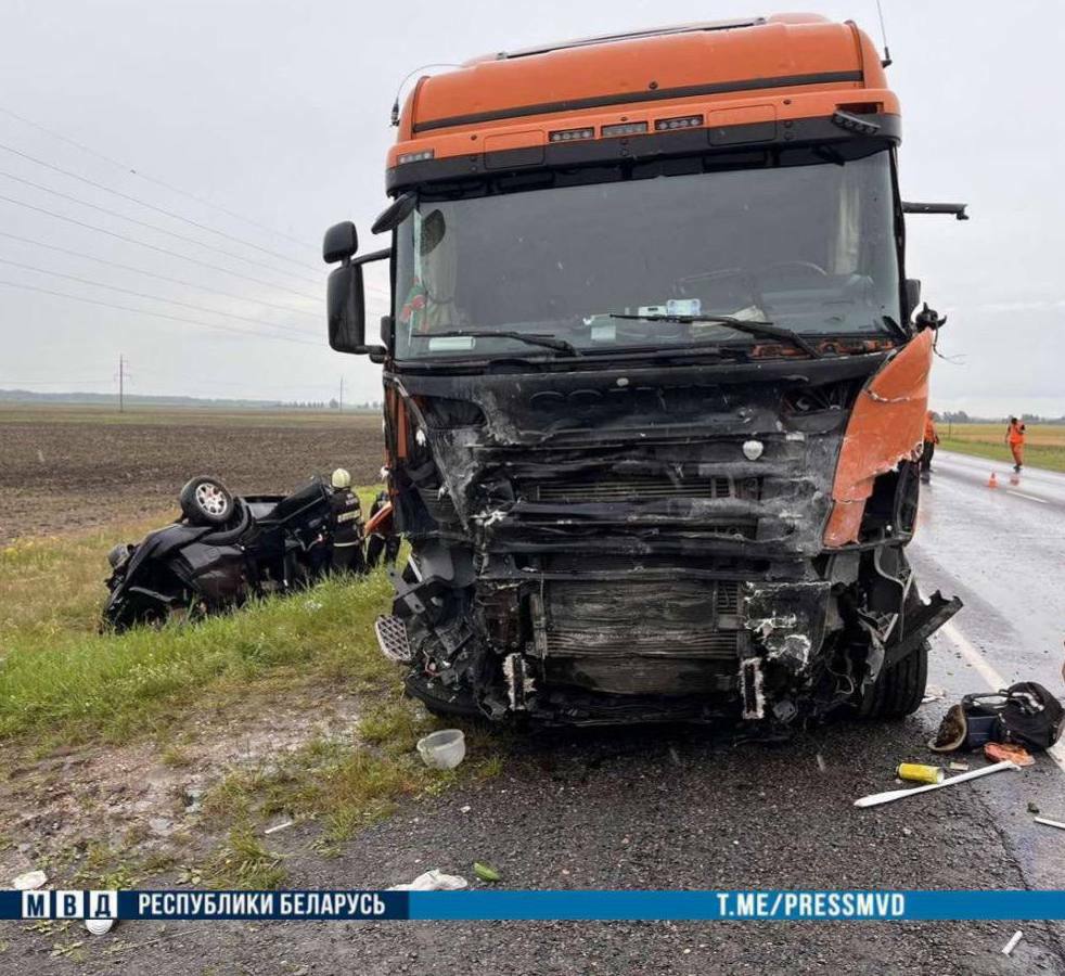 Под Дрогичином легковушка врезалась в грузовик — погибла семья из 4 человек, в том числе 10-летняя девочка