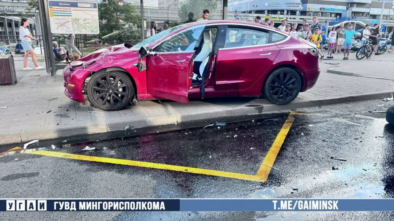 ГАИ показала на видео, как в Минске маршрутка столкнулась с Tesla