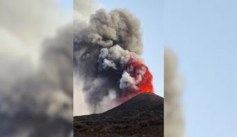 «Я бы бежал в страхе» — В Сети появились видео с извержением вулкана Этна