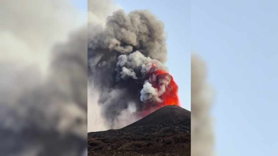 "Я бы бежал в страхе" - В Сети появились видео с извержением вулкана Этна