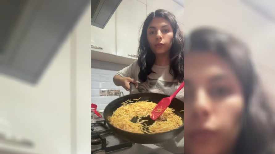 "Надо налить и убежать" - Девушка поделилась рецептом макарон, которые "всегда так делает". Что ответили подписчики?