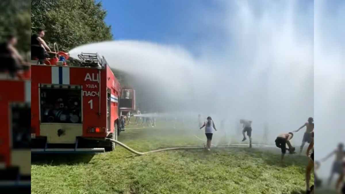 "Так делают все спасатели" - В Узде пожарная машина устроила детям "настоящий душ". Где в Беларуси ждать такое же?