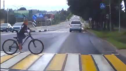 «Тут слепые или тупые?» — Белоруска показала видео, где чуть не сбила ребёнка. Но на его защиту встали не все