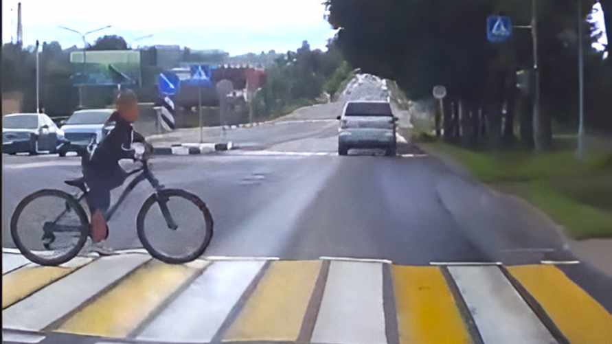 "Тут слепые или тупые?" — Белоруска показала видео, где чуть не сбила ребёнка. Но на его защиту встали не все