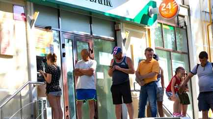 Два белорусских банка ввели лимит на наличные за границей. Сколько можно снять?