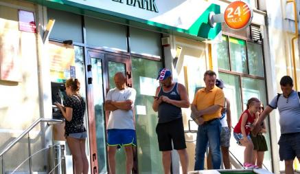 Два белорусских банка ввели лимит на наличные за границей. Сколько можно снять?