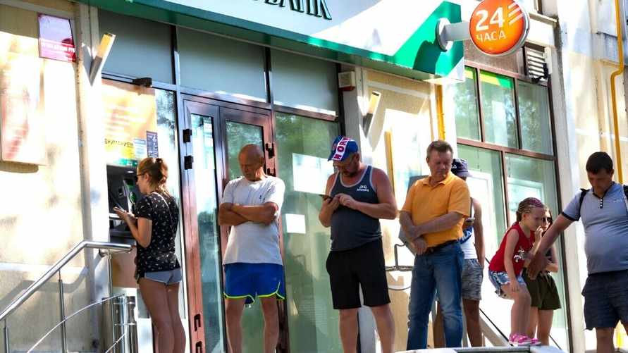 Два белорусских банка ввели лимит на наличные за границей. Сколько можно снять?