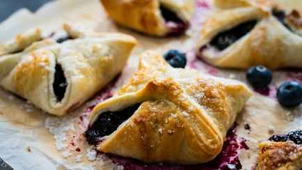 Как приготовить слойки с черникой и маскарпоне? Эта выпечка с сезонной ягодой подвинет вареники