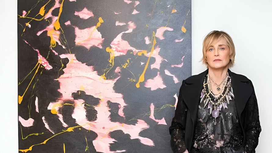 Шэрон Стоун с одной из своих картин. Фото: Angela Pham/BFA.com