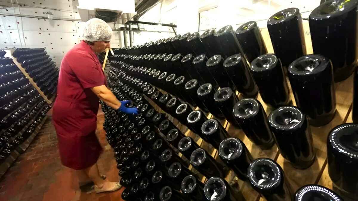 "Подрывают государственную политику России" — В РФ потребовали писать на бутылках вина из Беларуси "не является вином"