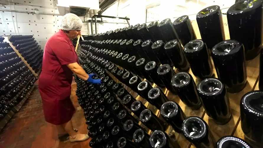 "Подрывают государственную политику России" — В РФ потребовали писать на бутылках вина из Беларуси "не является вином"
