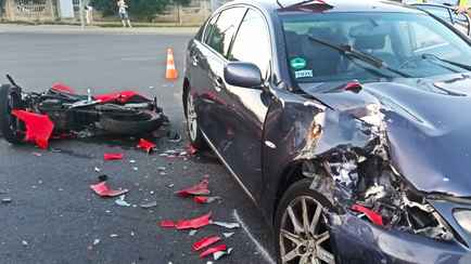 На видео попало, как 29-летний мотоциклист в Гродно врезался в Lexus и перевернулся