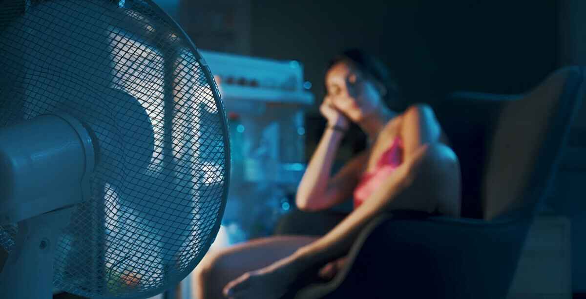 Почему нельзя включать вентилятор ночью? Эксперт рассказала, почему это плохая идея