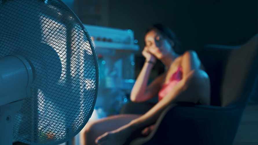 Почему нельзя включать вентилятор ночью? Эксперт рассказала, почему это плохая идея