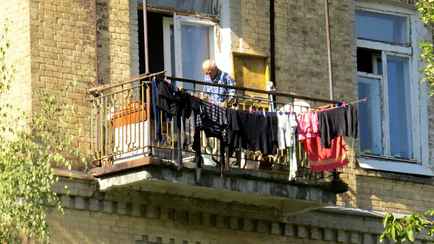 Штраф до 1200 рублей? Узнали, можно ли вытряхивать ковры с балкона