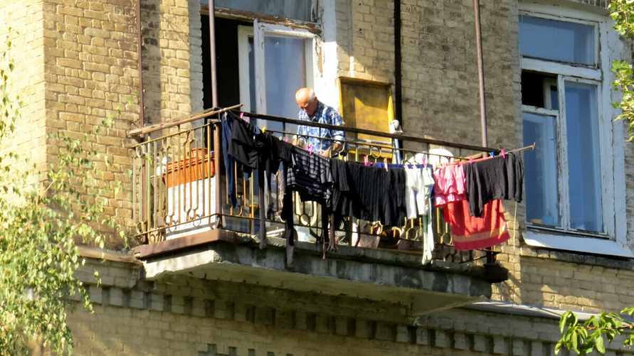 Штраф до 1200 рублей? Узнали, можно ли вытряхивать ковры с балкона