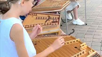 «Красиво и без пафоса» — Цимбалистки сельской «музыкалки» на Гродненщине покорили TikTok исполнением “КиШ”. Где послушать вживую?