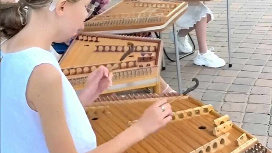 "Красиво и без пафоса" — Цимбалистки сельской "музыкалки" на Гродненщине покорили TikTok исполнением “КиШ”. Где послушать вживую?