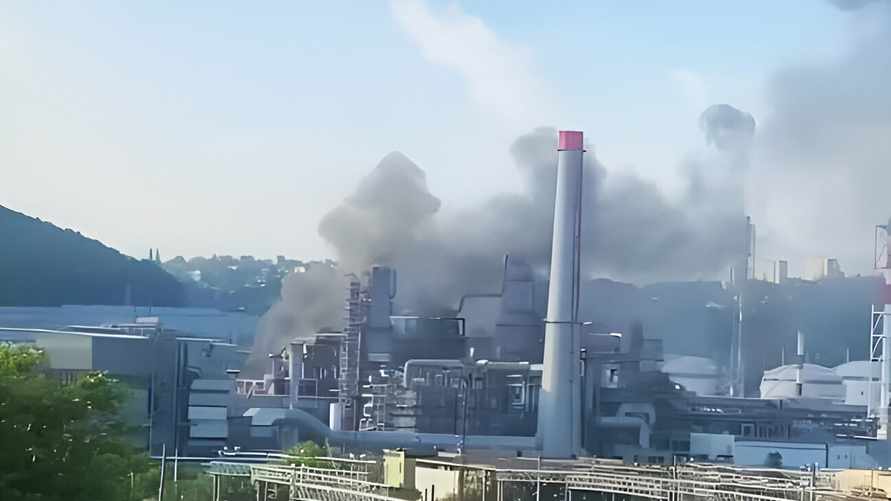 Жители российского Туапсе сняли на видео взрыв беспилотника на НПЗ