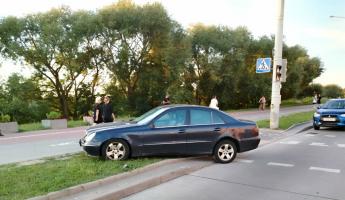 Появилось видео, как в Минске Mercedes на пешеходном сбил двух девушек