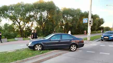 Появилось видео, как в Минске Mercedes на пешеходном сбил двух девушек