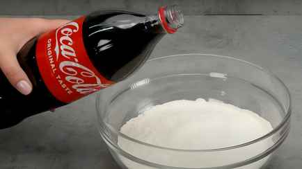 Зачем смешивать муку с колой? Никто не поверит, что вы добавили в состав этого десерта