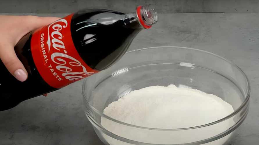 Зачем смешивать муку с колой? Никто не поверит, что вы добавили в состав этого десерта