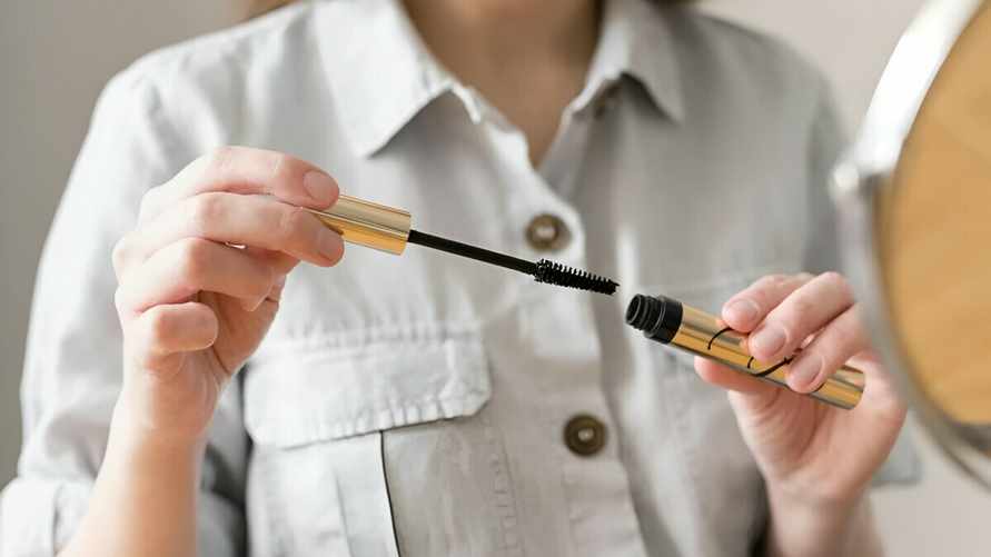 Любимая тушь для ресниц засохла? Нашли 5 простых способов, как вернуть её к жизни