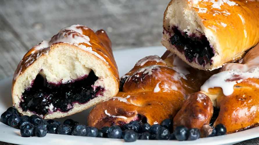 Вкус из детства. Как приготовить черничные булочки по бабушкиному рецепту?