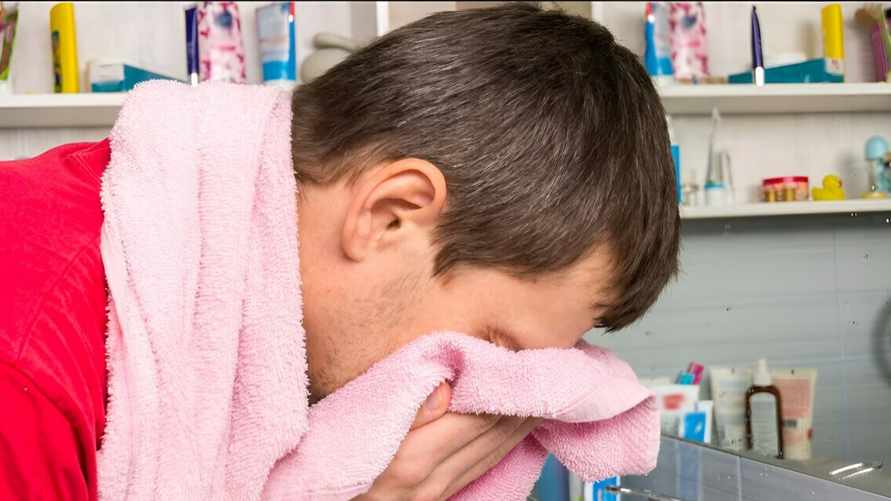 В милиции рассказали, где белорусам нельзя спать и накрывать голову полотенцем