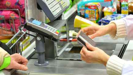 Максимум — 200 рублей. В «Беларусбанке» рассказали, в каких магазинах можно снять деньги с карты вместо банкоматов