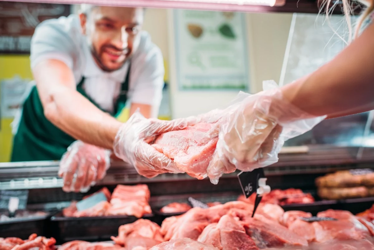 Торговые сети в Беларуси обрушили цены на свинину, колбаски и курятину. А где успеть взять креветки по 17 рублей?