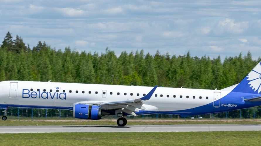 Самолёт "Белавиа", летевший в Грузию, экстренно сел в российской Астрахани. Что случилось?