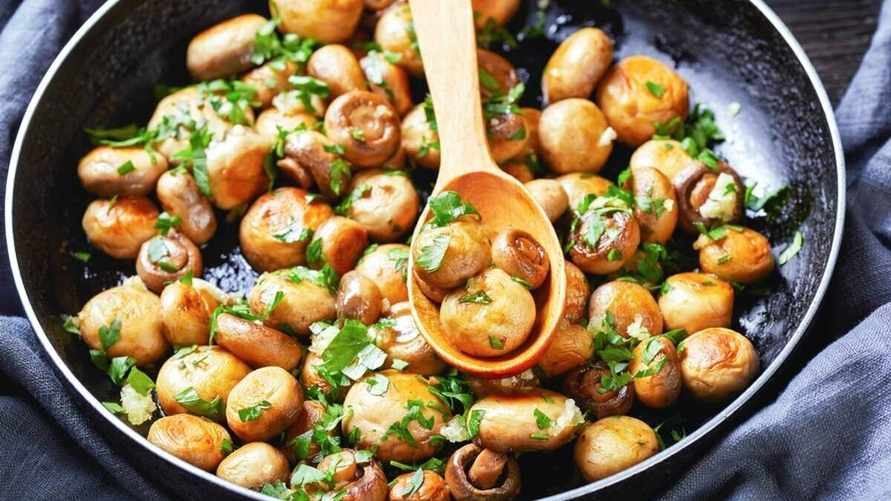 Добавьте это в сковородку. Нашли способ приготовить шампиньоны, чтобы пахли как лесные