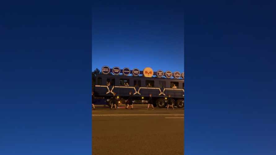 На репетиции парада в Минске заметили вагон метро. Это как?