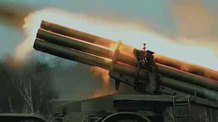 «Когда работа — огонь» — Минобороны Беларуси показало «горячие кадры» запуска снарядов из «Урагана»