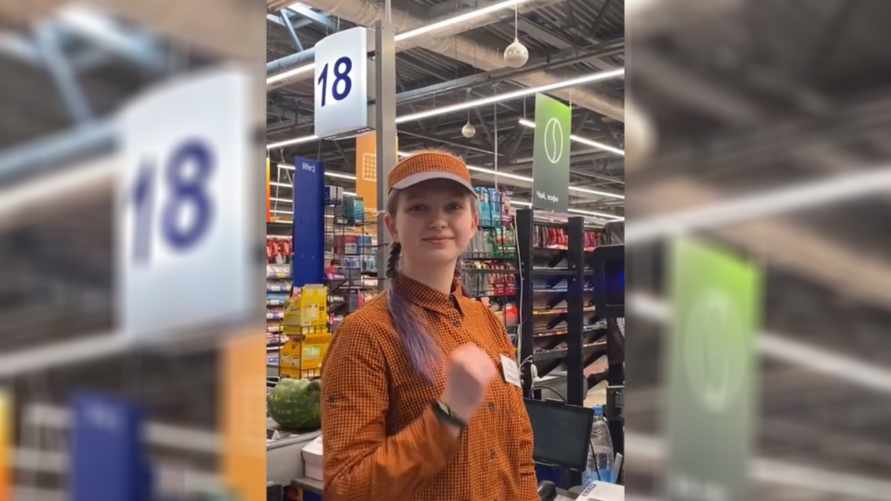 Сеть "Соседи" попросила белорусов показывать этот жест кассирам. Зачем?