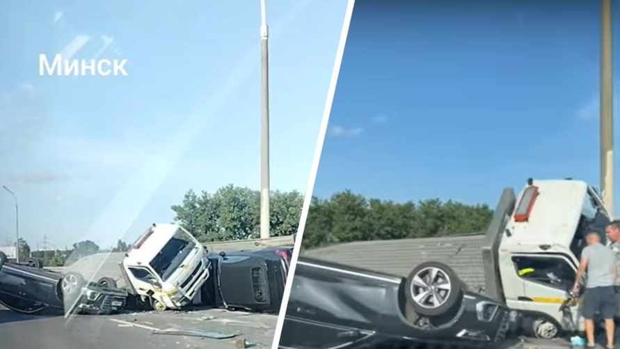 "Как они умудрились?" - В аварии на МКАД опрокинулись три легковушки, между ними - грузовик