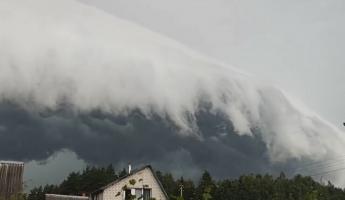 «Будто километровые волны воды» — В TikTok показали «шкваловый ворот» из грозовых облаков под Минском