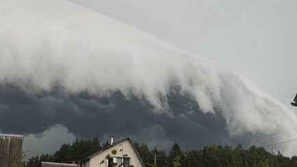 «Будто километровые волны воды» — В TikTok показали «шкваловый ворот» из грозовых облаков под Минском