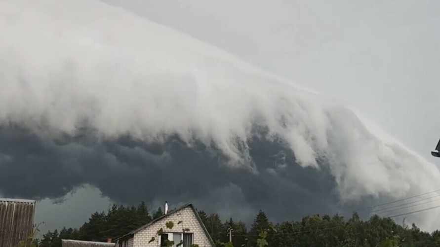 "Будто километровые волны воды" - В TikTok показали "шкваловый ворот" из грозовых облаков под Минском
