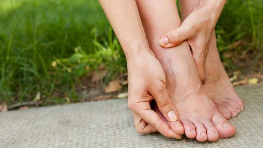 Как избавиться от мозолей с помощью вазона на подоконнике? Эти дешёвые средства заменят дорогую косметику