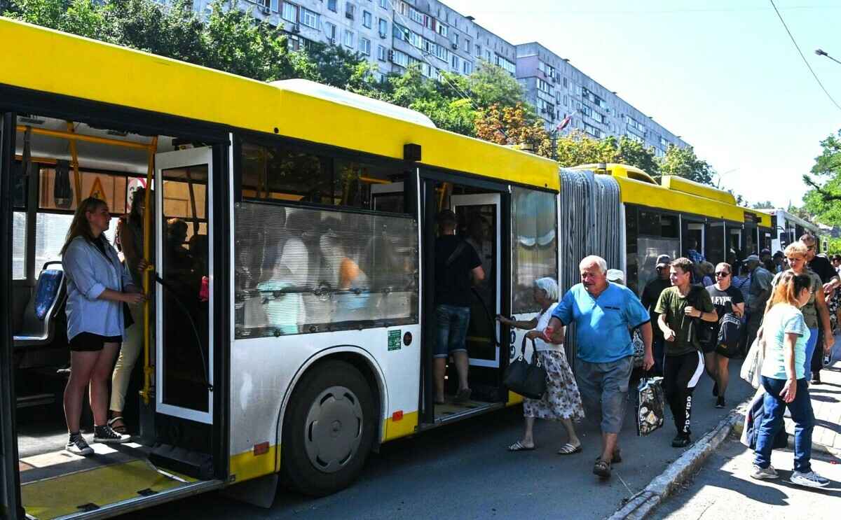 Мингорсовет решил оплатить белорусам проездные на общественный транспорт. Но не всем