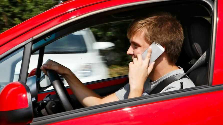 Когда за разговор во время езды водителю не выпишут штраф в 80 рублей? В ГАИ Беларуси назвали 2 случая