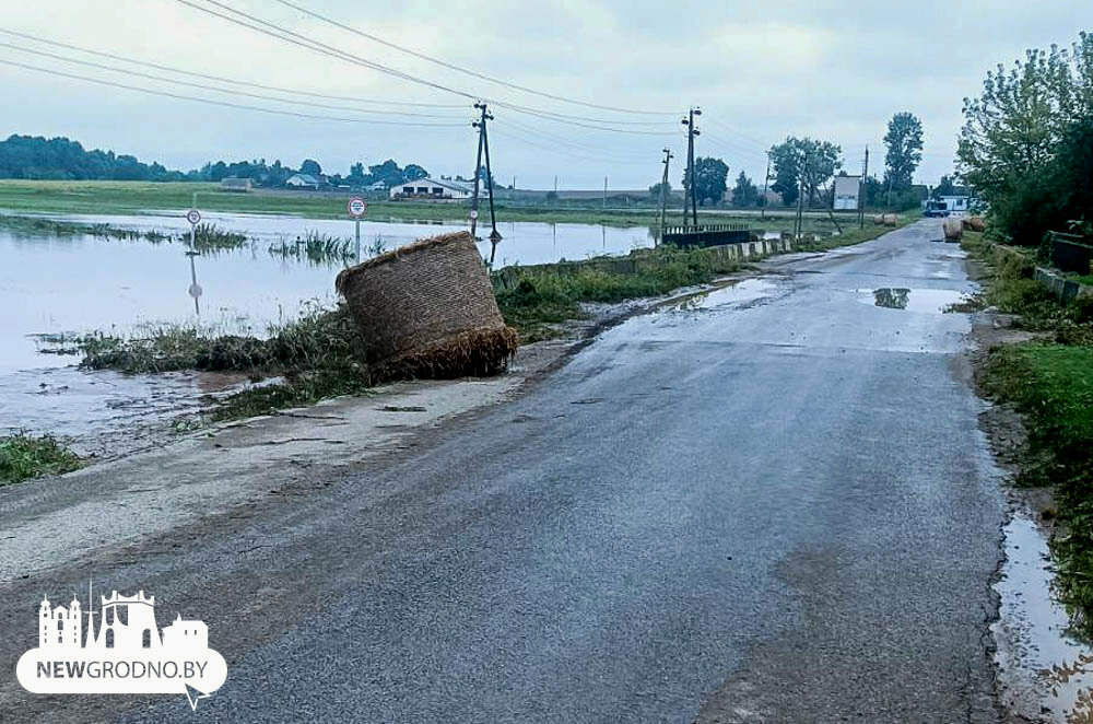 "Страх Господний, что творится" — Под Гродно ливень "сотворил новое озеро с водопадом" и затопил деревню