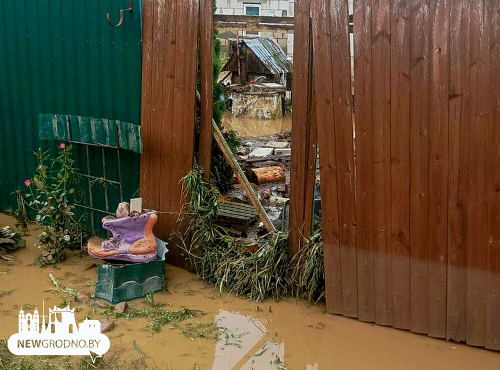 "Страх Господний, что творится" — Под Гродно ливень "сотворил новое озеро с водопадом" и затопил деревню