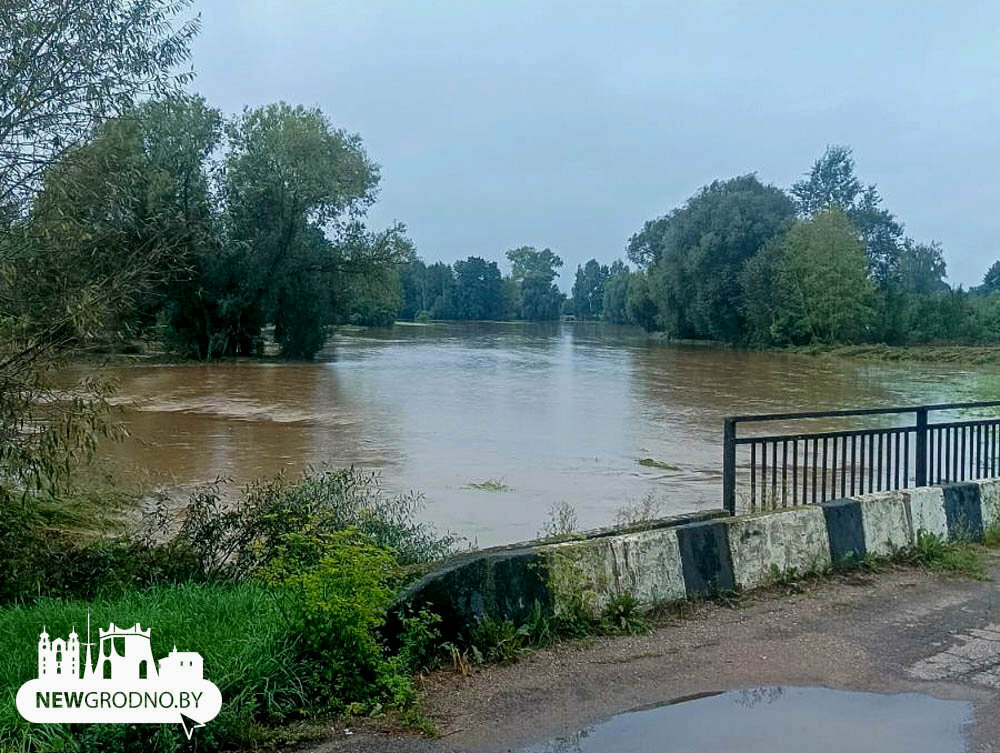 "Страх Господний, что творится" — Под Гродно ливень "сотворил новое озеро с водопадом" и затопил деревню