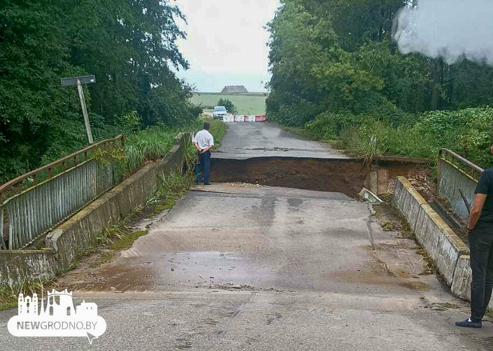 "Страх Господний, что творится" — Под Гродно ливень "сотворил новое озеро с водопадом" и затопил деревню